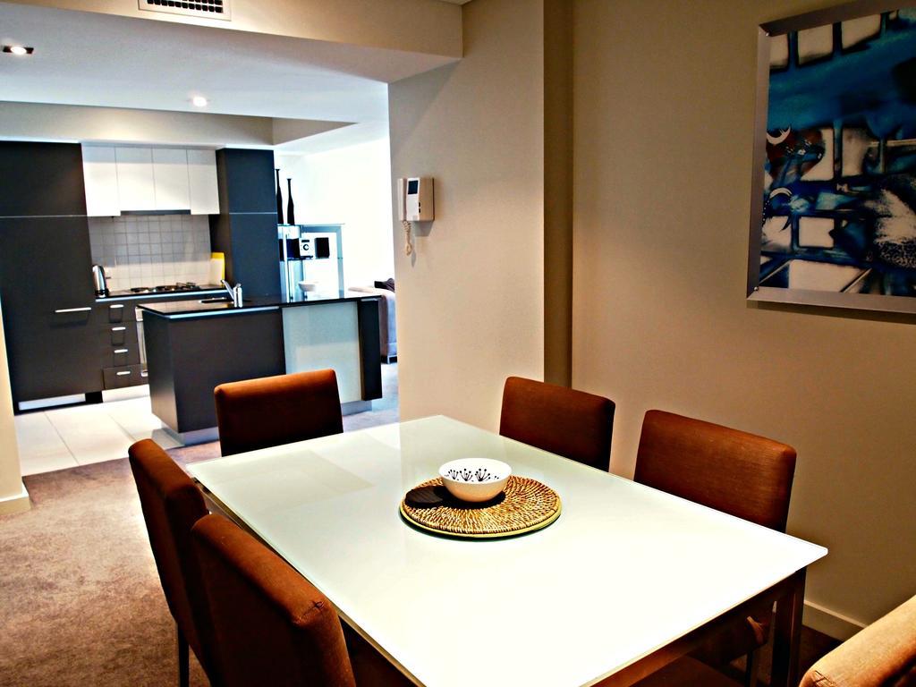Adelaide Dress Circle Apartments - North Terrace Номер фото